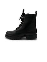 Lataa kuva Galleria-katseluun, Talvinilkkurit piikeillä
