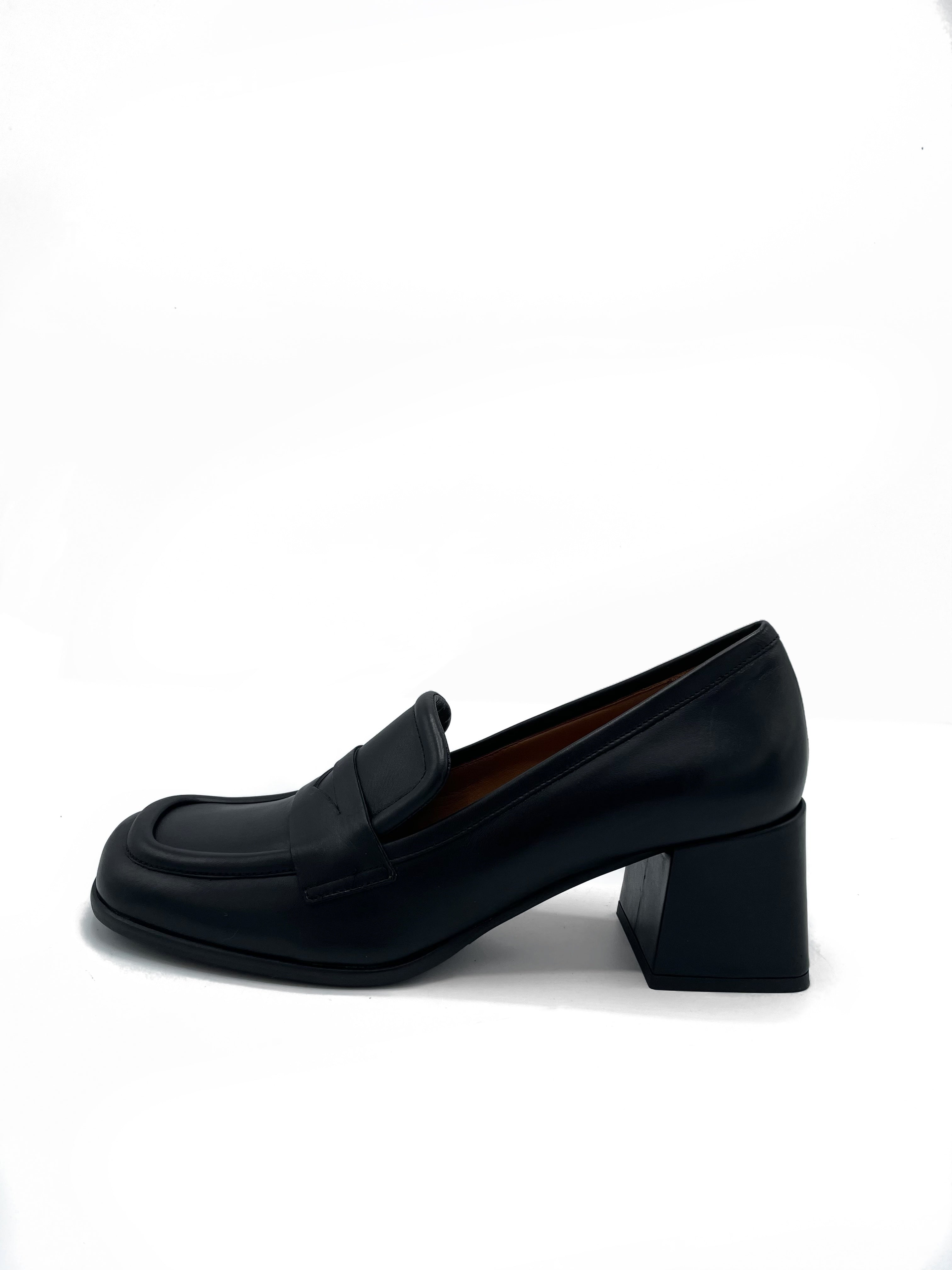Korolliset loaferit